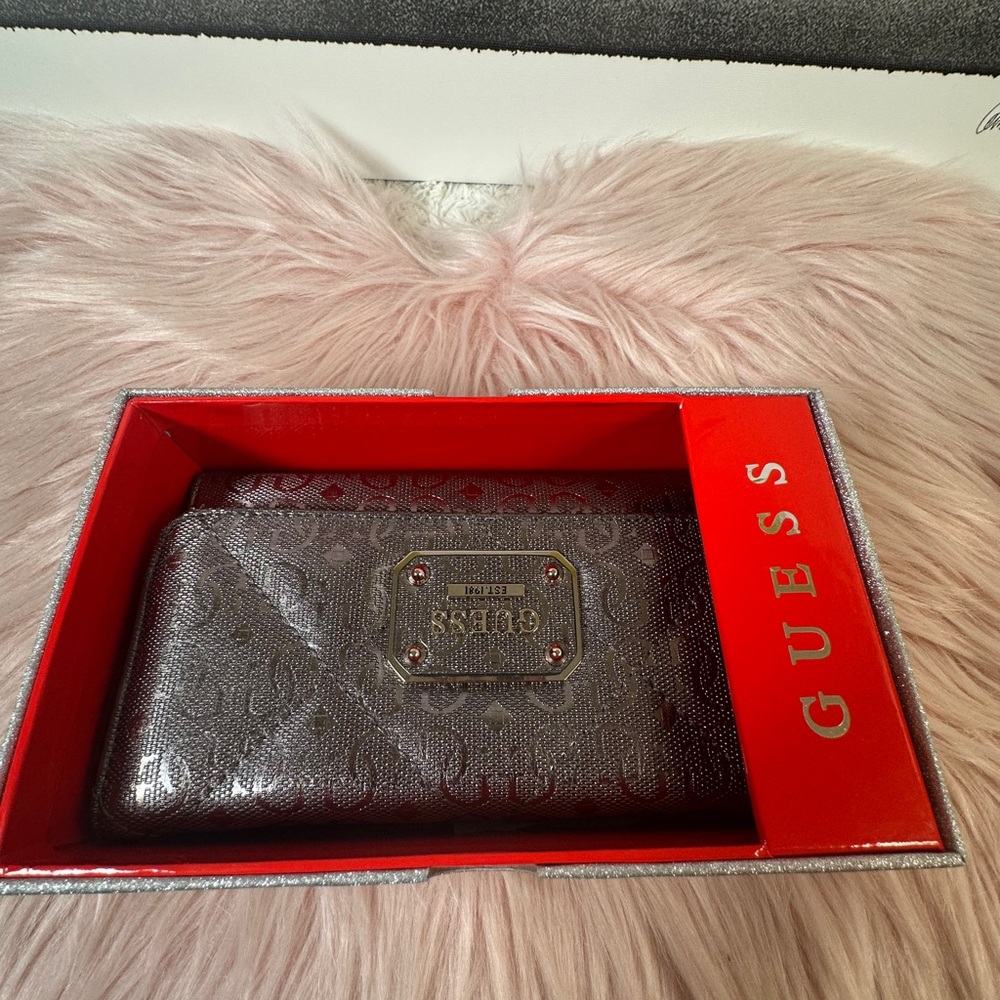 GUESS New in box Guess wallet (pewter/Rose Gold Color)